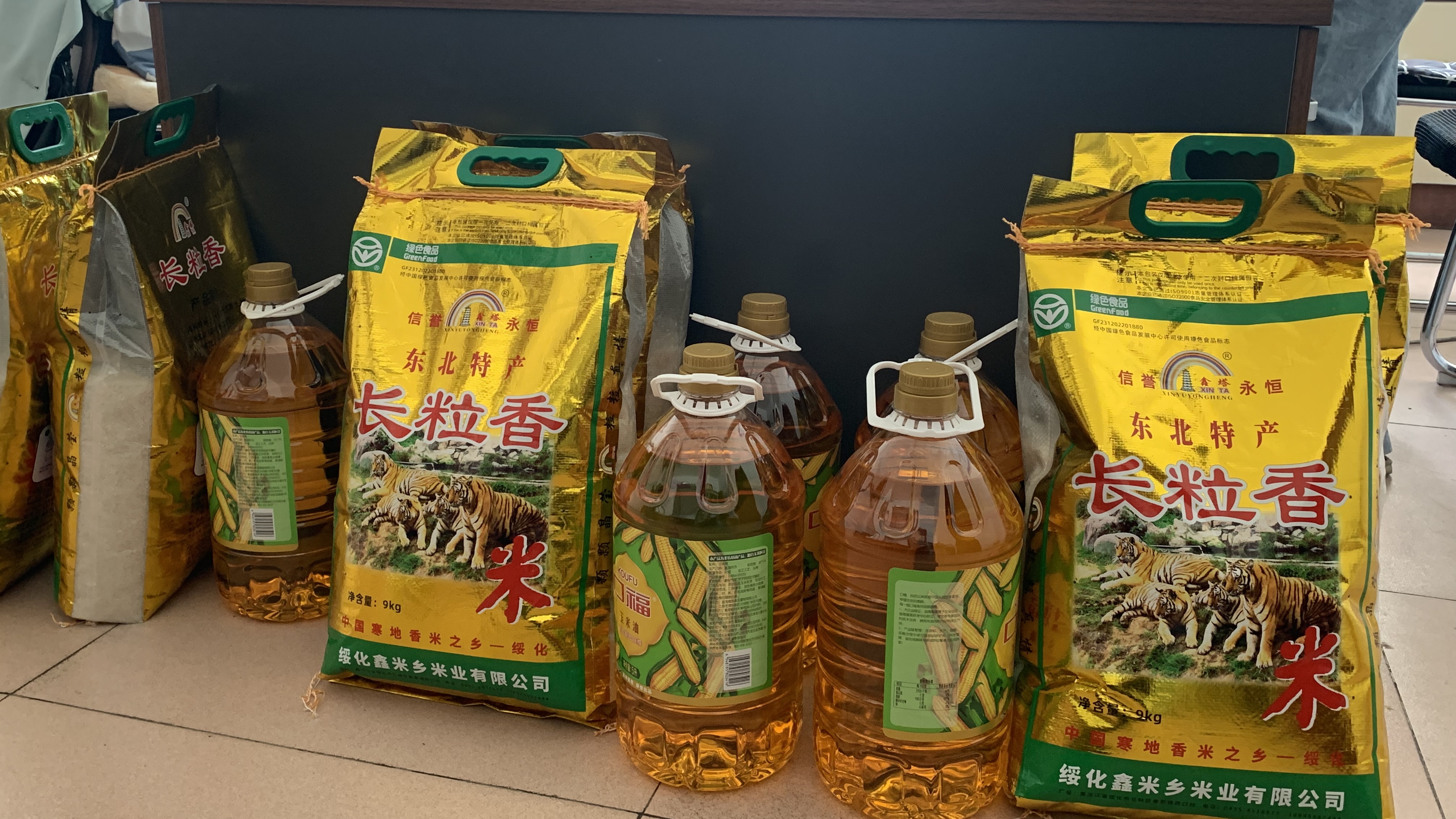 山实橡塑：中秋送暖，情满工厂